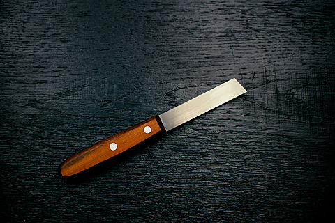 Kittmesser mit schräger Klinge